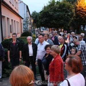 Interwencja Czytelnika: Ostrołęccy „obrońcy” demokracji nie znają polskiego hymnu? [WIDEO]