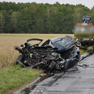 Makabryczny wypadek pod Długosiodłem. 24-latek wbił się vw pod potężną ciężarówkę [ZDJĘCIA]