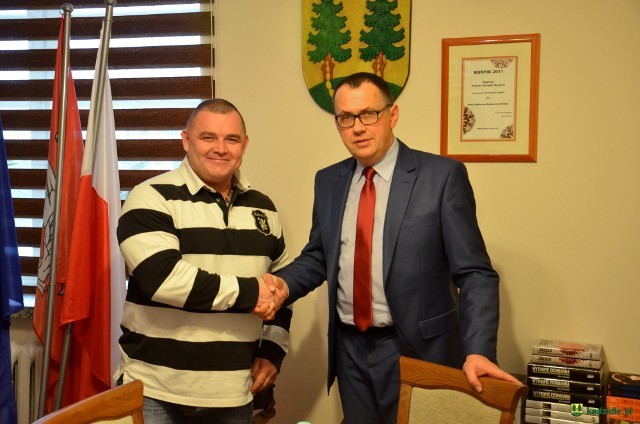Od lewej: Jarosław Stańczyk z Maximus Strongman i Dariusz Łukaszewski - W&oacute;jt Gminy Kadzidło, fot. UG w Kadzidle