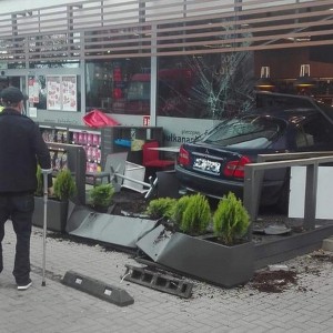 Ale wypadek! Wjechał autem w budynek stacji paliw [FOTO]