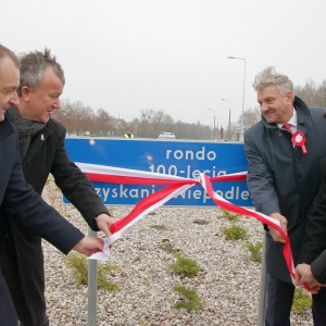 Ostrołęka: Odsłonięcie tablicy na nowym rondzie przy alei Jana Pawła II [ZDJĘCIA]