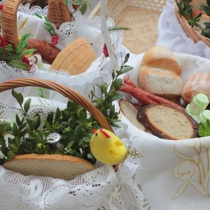 Święcenie wielkanocnych koszyczków w ostrołęckich parafiach [ZDJĘCIA]