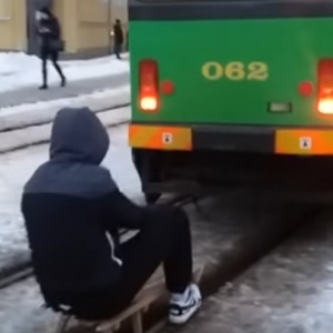 Tramwajowy saneczkarz z Elbląga stanie przed sądem [WIDEO]