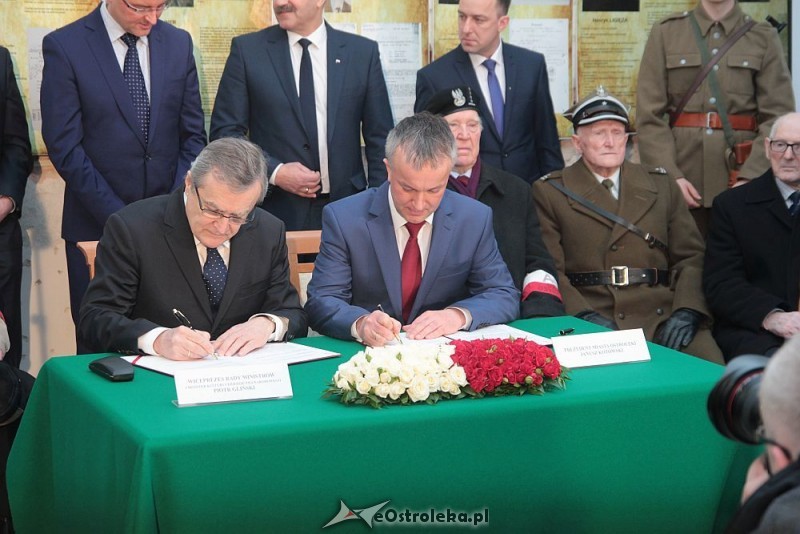 Wicepremier Minister Kultury i Dziedzictwa Narodowego Piotr Gliński i prezydent Ostrołęki Janusz Kotowski podpisali dziś umowę dotyczącą finansowania i wsp&oacute;łprowadzenia Muzeum Żołnierzy Wyklętych, fot