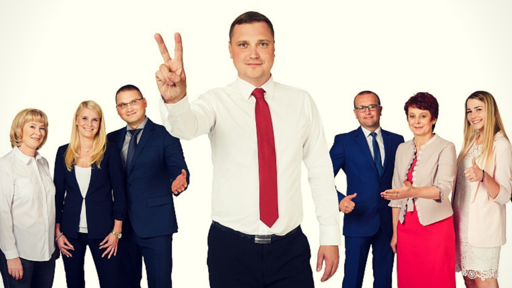 Jakub Frydryk w otoczeniu kandydat&oacute;w na radnych KWW Bezpartyjne Miasto (fot. www.facebook.com/BezpartyjneMiasto/)