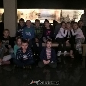 Podopieczni Stowarzyszenia „Uśmiech Dzieci” z Łysych w ostrołęckim mauzoleum [ZDJĘCIA]