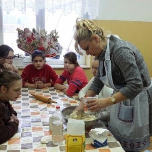 „Chruściki” i „fafernuchy” wypiekane przez uczniów z Chudka [ZDJĘCIA]