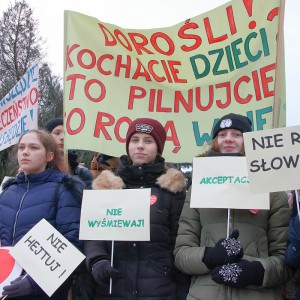 Ostrołęcka młodzież wryaziła swój sprzeciw agresji i mowie nienawiści [WIDEO, ZDJĘCIA]