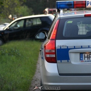 Kadzidło: Zderzenie osobówki z drzewem. Kierująca trafiła do szpitala
