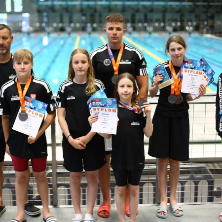 Od Młodzika do Olimpijczyka. Sześć medali pływaków Piątki Ostrołęka na finale w Warszawie