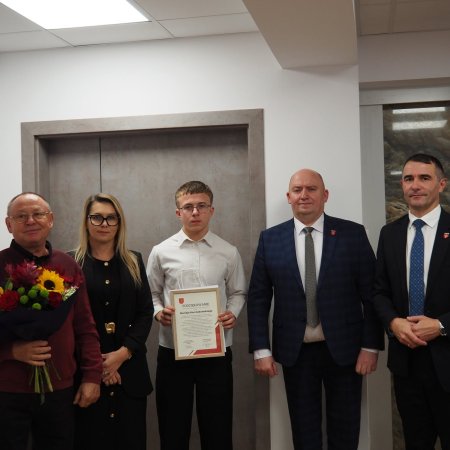 Młody sztangista doceniony przez władze gminy Olszewo-Borki. Maciej Korczakowski z nagrodą