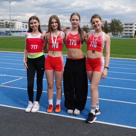 UKS Siódemka Ostrołęka. Sezon startów na stadionie otwarty! Nie zabrakło "życiówek"