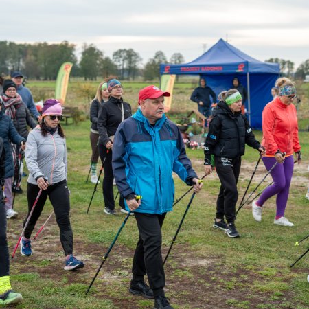 Nordic walking łączy ludzi! Maszerowali w Obierwi [ZDJĘCIA]