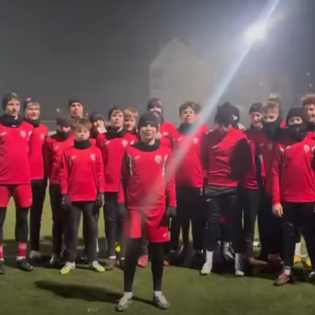 Piękny gest młodych piłkarzy. Wsparcie dla kontuzjowanego kolegi [WIDEO]