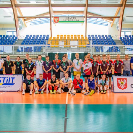 Sportowe Wakacje w Mieście. Nietypowe rozstrzygnięcie turnieju siatkówki. Wygrały... trzy zespoły