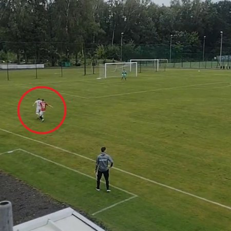 Niesłuszna decyzja sędziego w meczu Narwi. Czerwona kartka anulowana [WIDEO]