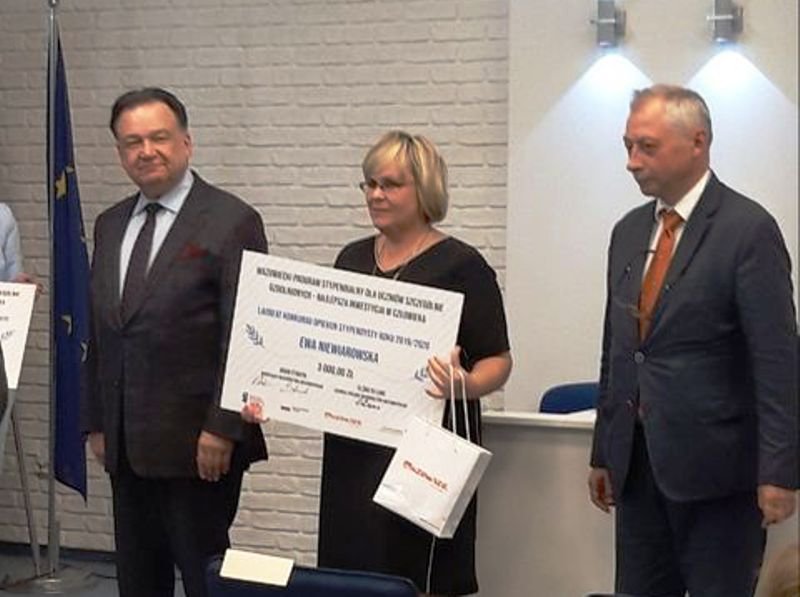 Pani Ewa Niewiarowska z III LO w Ostrołęce odbiera wyr&oacute;żnienie od marszałka Adama Struzika