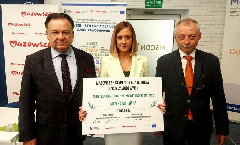 Pani Monika Mulawka z ZSP Łyse odbiera wyr&oacute;żnienie z rąk marszałka Adama Struzika