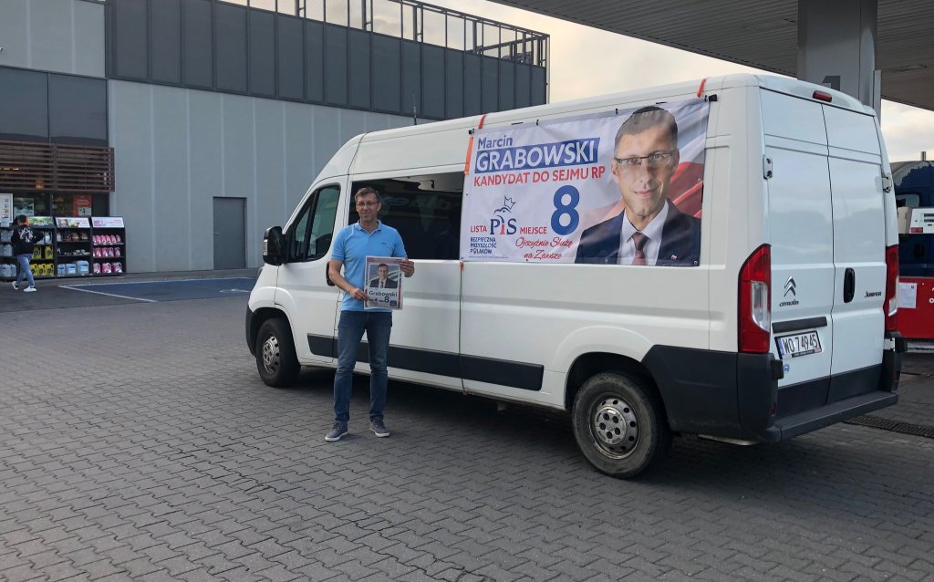 Marcin Grabowski i kampanijny "GrabaBus"