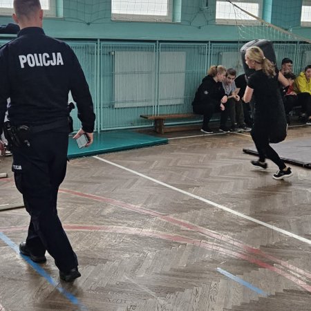 Klasy mundurowe z ZSZ nr 2 na torze sprawnościowym dla policjantów [ZDJĘCIA]