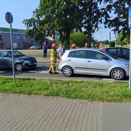 Zderzenie trzech aut przed rondem Niedziałkowskiej. Jedno przewóciło się na bok [ZDJĘCIA]