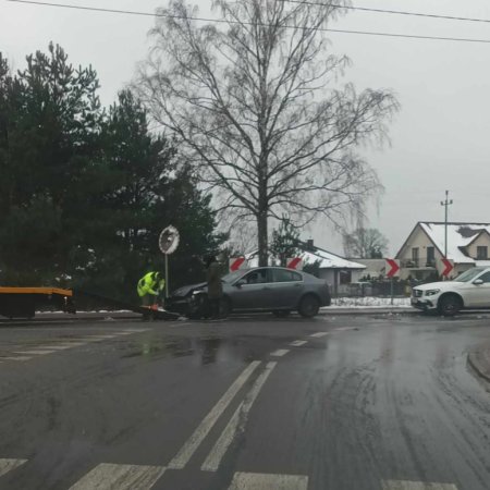 Gołoledź na trasie Dzbenin Korczaki. Dwie kolizje w odstępie kilku sekund [ZDJĘCIA]
