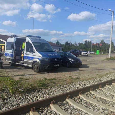 Wypadek w Ostrołęce. Motocykl zderzył się z osobówką [ZDJĘCIA]