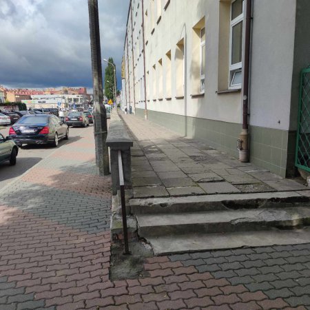 Murek przy ZSZ 1 zostanie rozebrany! Miasto chce wyremontować chodnik i parking [ZDJĘCIA]