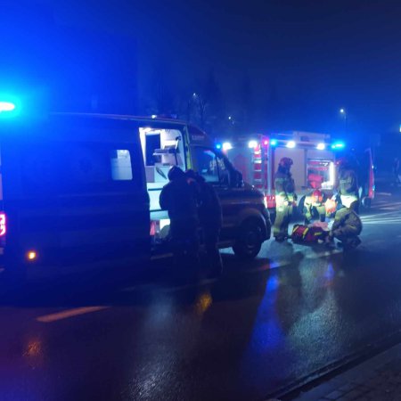 Fiat potrącił młodego mężczyznę na Targowej. 21-latek w szpitalu [ZDJĘCIA]