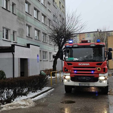 Właściciel mieszkania stał wśród gapiów, gdy jego mieszkanie płonęło. Nie wiedział o zagrożeniu [ZDJĘCIA]