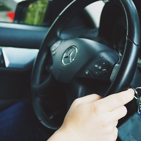Podejrzane auto na trasie. Anonimowy telefon być może zapobiegł tragedii