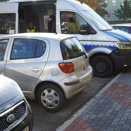Ciągnik na chodniku! Zuchwały złodziej uszkadza auto i ucieka [ZDJĘCIA]