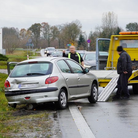 Kolizja na DK-61 pod Ostrołęką. Jedno auto w rowie [ZDJĘCIA]