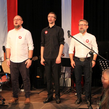 “Leć pieśni nasza…” Ostrołęka znów rozbrzmiała patriotycznymi rytmami [WIDEO, ZDJĘCIA]