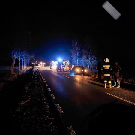 Wypadek w Łączkach. Ciężarówka uderzyła w drzewo