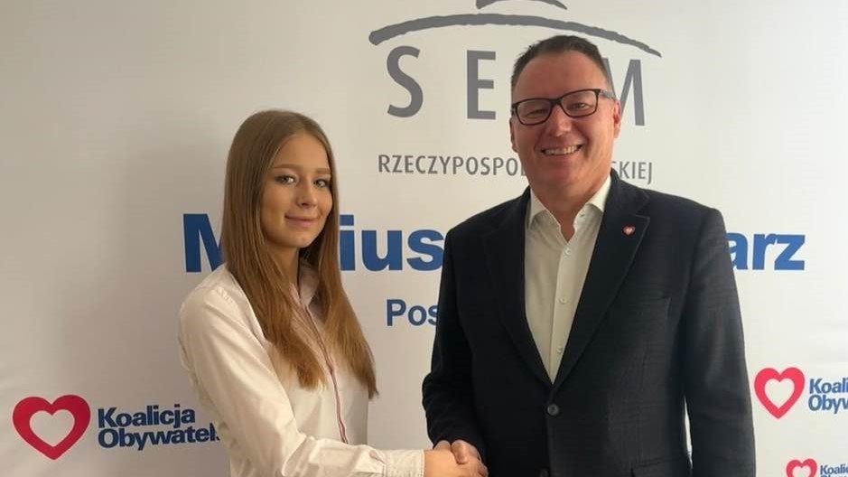na zdjęciu nowa radna Młodzieżowego Sejmiku Wojew&oacute;dztwa Mazowieckiego Wiktoria Borkowska i poseł RP Mariusz Popielarz
