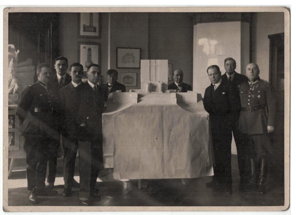 Członkowie jury konkursowego przy makiecie Pomnika Mauzoleum, marzec 1930 r., fot. Photo-Plat, fot. ze zbior&oacute;w rodziny artysty