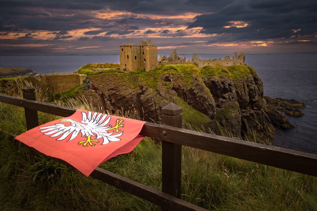 I nagrodę w kategorii Podr&oacute;że z flagą Mazowsza w 2023 r. otrzymała p. Ewa Siwiecka za "Wiatr szkockiej historii". Zdjęcie wykonane w Dunnottar Castle, Stonehaven, Szkocja