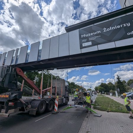 Kładka do Muzeum Żołnierzy Wyklętych naprawiona, ale na otwarcie trzeba jeszcze poczekać [ZDJĘCIA]