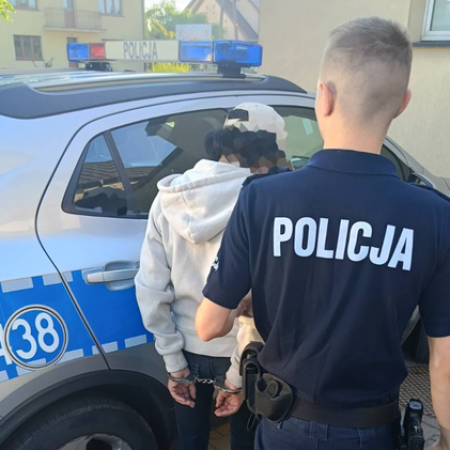 Zaprosił znajomych, a ci go okradli! Później płacili jego kartą
