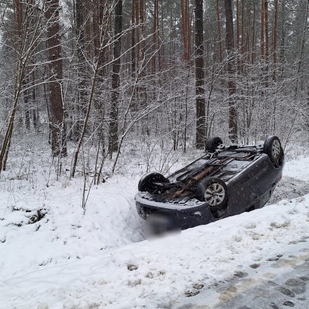 Trudne warunki na drogach. Kolejne dachowanie na trasie Ostrołęka - Maków Mazowiecki [ZDJĘCIA]