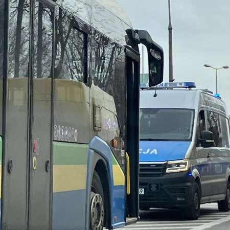 86-letni kierowca doprowadził do zderzenia z autobusem [ZDJĘCIA]