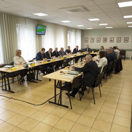 Ostatnia przed wyborami sesja rady miasta Ostrołęki. Oglądaj na żywo