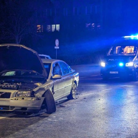 Zderzenie aut w centrum Ostrołęki! Audi i Volvo rozbite, utrudnienia w ruchu! [ZDJĘCIA]