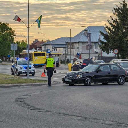 Kolejne niebezpieczne zdarzenie na ostrołęckich drogach! Osobówką wjechał w autobus MZK. Porzucił auto i uciekł [ZDJĘCIA]