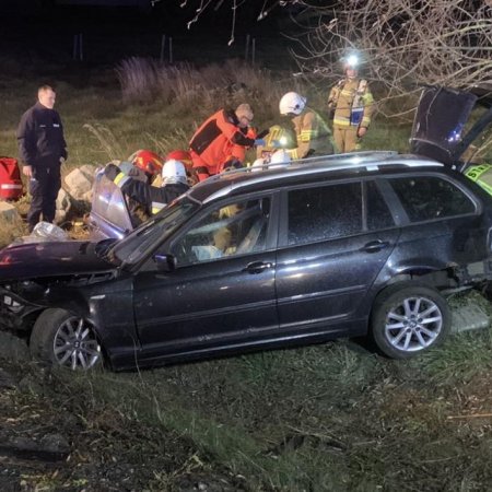 Wypadek na DK53 pod Ostrołęką. Poszkodowany kierowca bmw