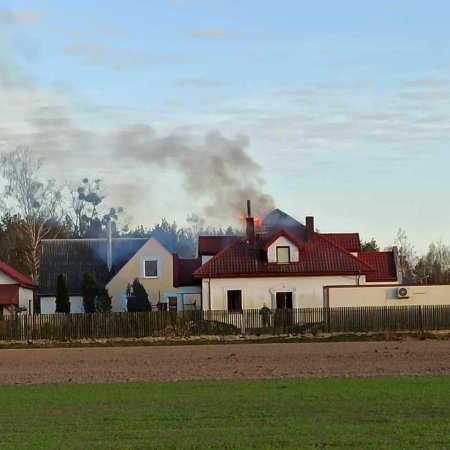 Próbował sam gasić pożar, spadł z wysokości!
