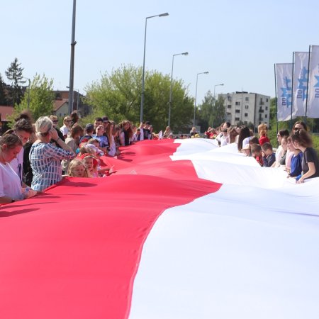 Niezwykły happening w Ostrołęce! Tak młodzież wyraziła swoją miłość do Ojczyzny [WIDEO, ZDJĘCIA]
