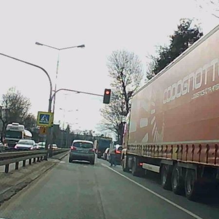 Szokujące wideo z Ostrołęki. Pieszy cudem uniknął potrącenia! [WIDEO]