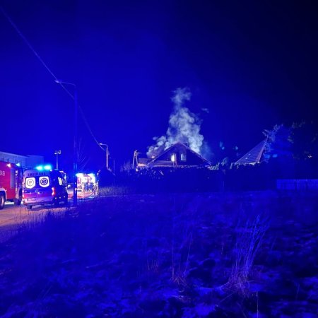 Pożar w środku nocy! Mieszkańcy uratowani, strażacy walczyli z ogniem